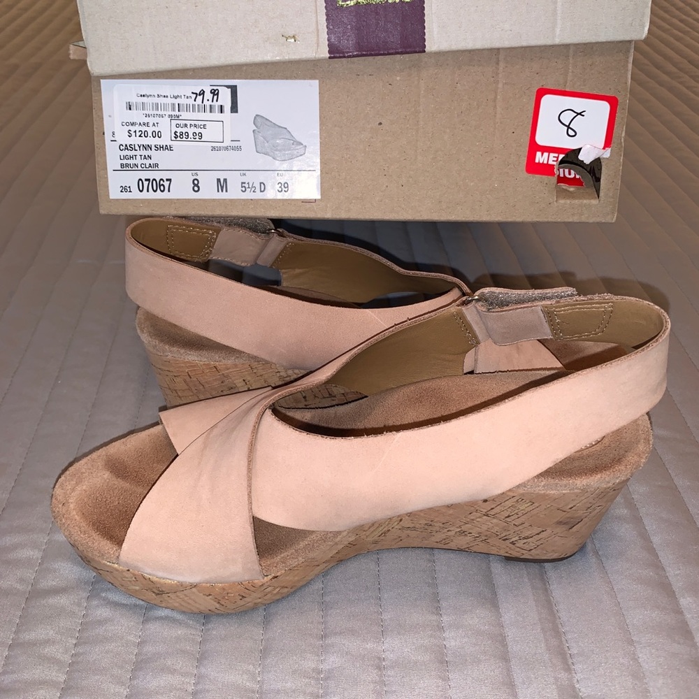 Clarks light tan womens’s size 8 med wedge shoe